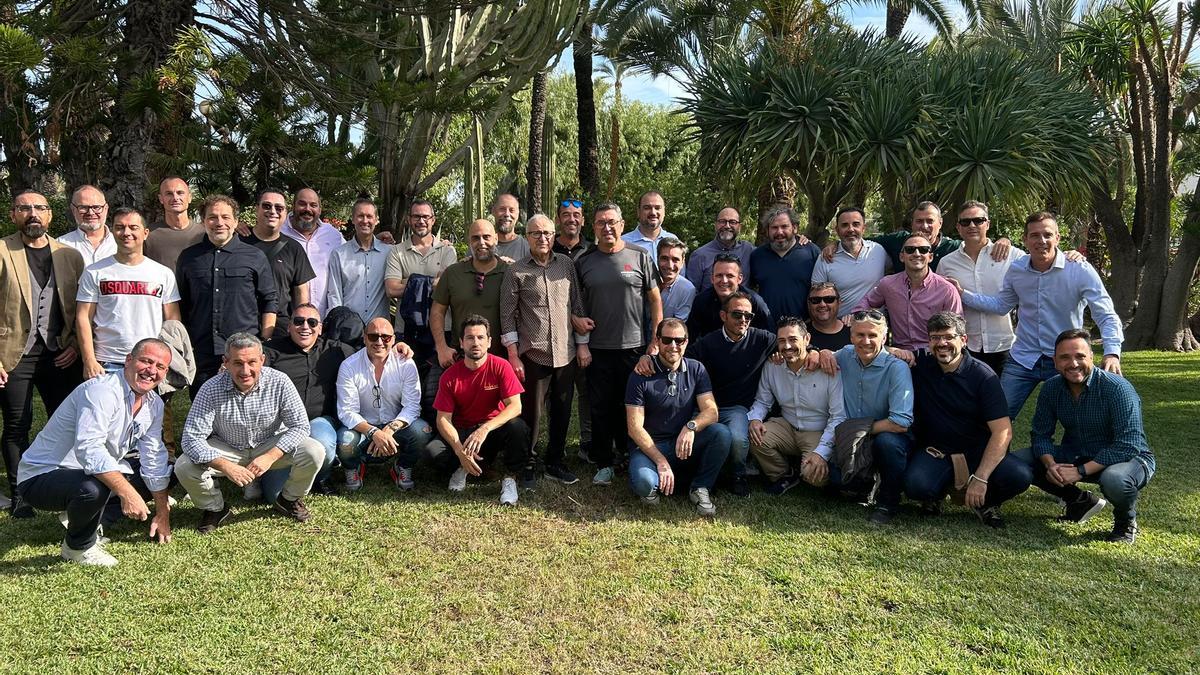 La tradicional foto de familia con todos los miembros de la generación de salesianos San Rafael que ha cumplido 40 años
