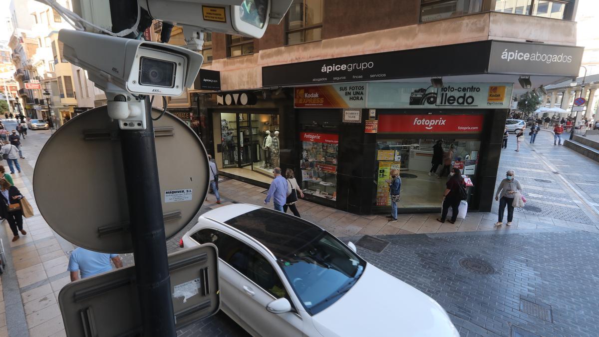 Cámaras de vigilancia ubicadas en la calle Mayor junto al aparcamiento.