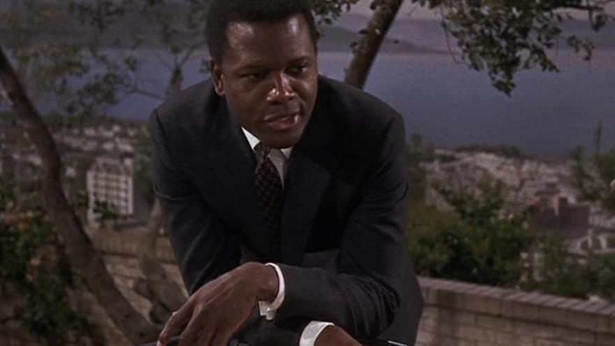 Con independencia de sus incuestionables méritos profesionales, Sidney Poitier fue un precursor y un verdadero revolucionario en los estudios de Hollywood. Su éxito contribuyó a vencer la carcunda imperante en su país y abrir las puertas del estrellato a una comunidad marginada. Primer negro en ganar el Oscar, el actor, oriundo de Bahamas, tuvo una vida más que complicada hasta acomodarse en el cine; pasó hambre, trabajo en todo tipo de oficios, eludió el reformatorio. En la imagen, un fotograma de Adivina quién viene a cenar esta noche, de Stanley Kramer.