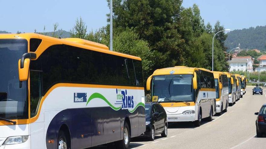 Autobuses de Monbús estacionados el pasado martes en A Rúa, en Cangas, con motivo de la huelga contra el plan de transportes. //G.Núñez