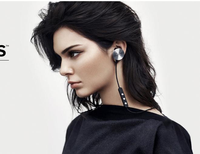 kendall y su campaña con auriculares