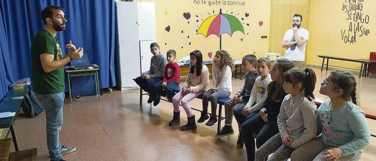 Manuel Arias, Alejandro García, Adriana Álvarez, Lucía Álvarez, Yannick Álvarez, Aitor Félix, Irene García, Ainoa Sánchez y Alicia Menéndez atienden la explicación de Fernando López Cancio y, al fondo, el maestro, Pelayo Queipo