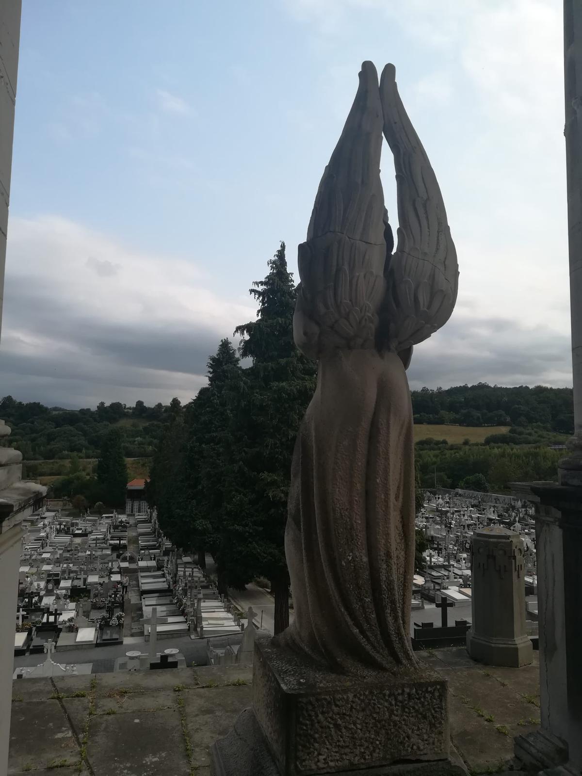 "La Noche", escultura de estilo modernista que preside el panteón, ante el pórtico principal