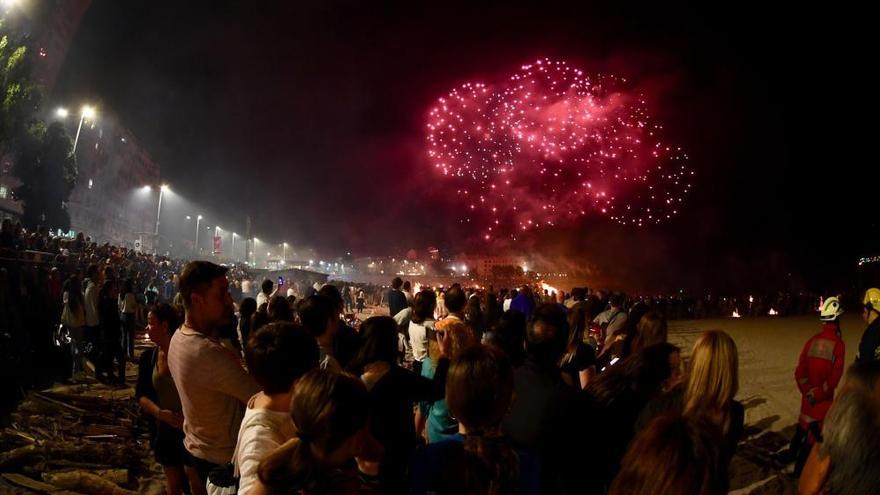 Fuegos artificiales durante la noche de San Juan de 2019 en A Coruña, la última con hogueras en los arenales.