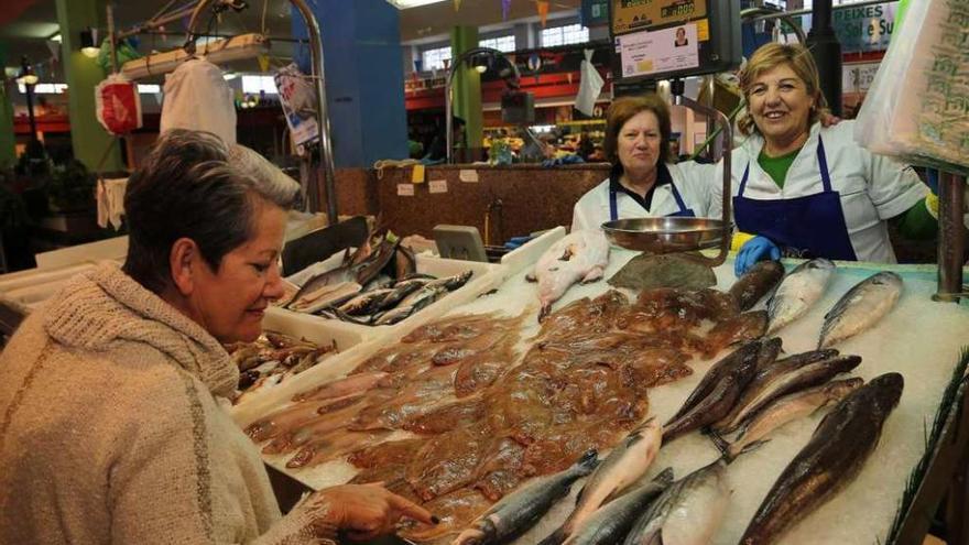 Puestos de venta de pescados, mariscos, verduras y hortalizas en la plaza de abastos grovense, ayer. // Muñiz