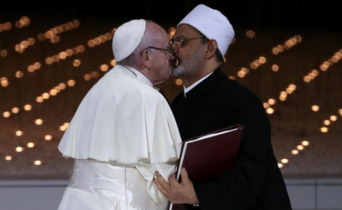 El Papa Francisco y el Gran Imán de al-Azhar, Sheikh Ahmed al-Tayeb, se besan después de firmar un documento sobre la lucha contra el extremismo, durante una reunión interreligiosa en el Memorial del Fundador en Abu Dhabi, Emiratos Árabes Unidos.