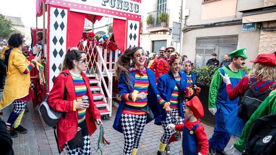 Una vintena de comparses desfilen pel Carnestoltes d&#039;Avinyó