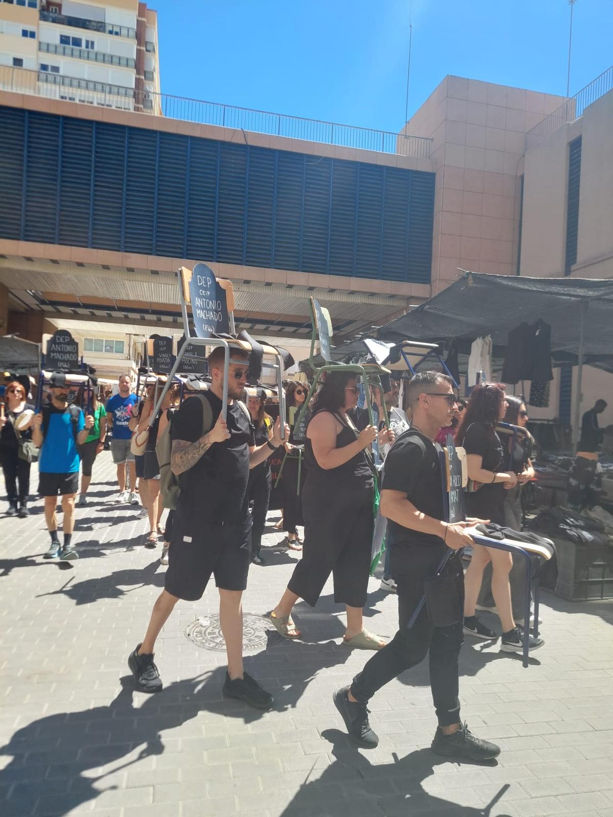 Un momento de la marcha por el funeral de la educación pública en Elda
