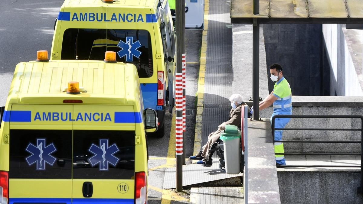 Ambulancias en el exterior del Hospital Montecelo preparadas para traslados.