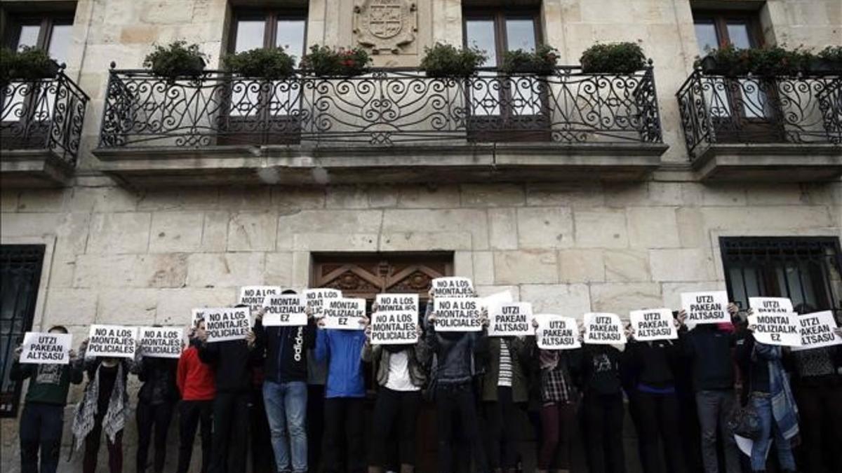 Acto de apoyo de vecinos y amigos de los dos detenidos por la agresión a dos guardias civiles en Alsasua, el pasado día 17 de octubre.