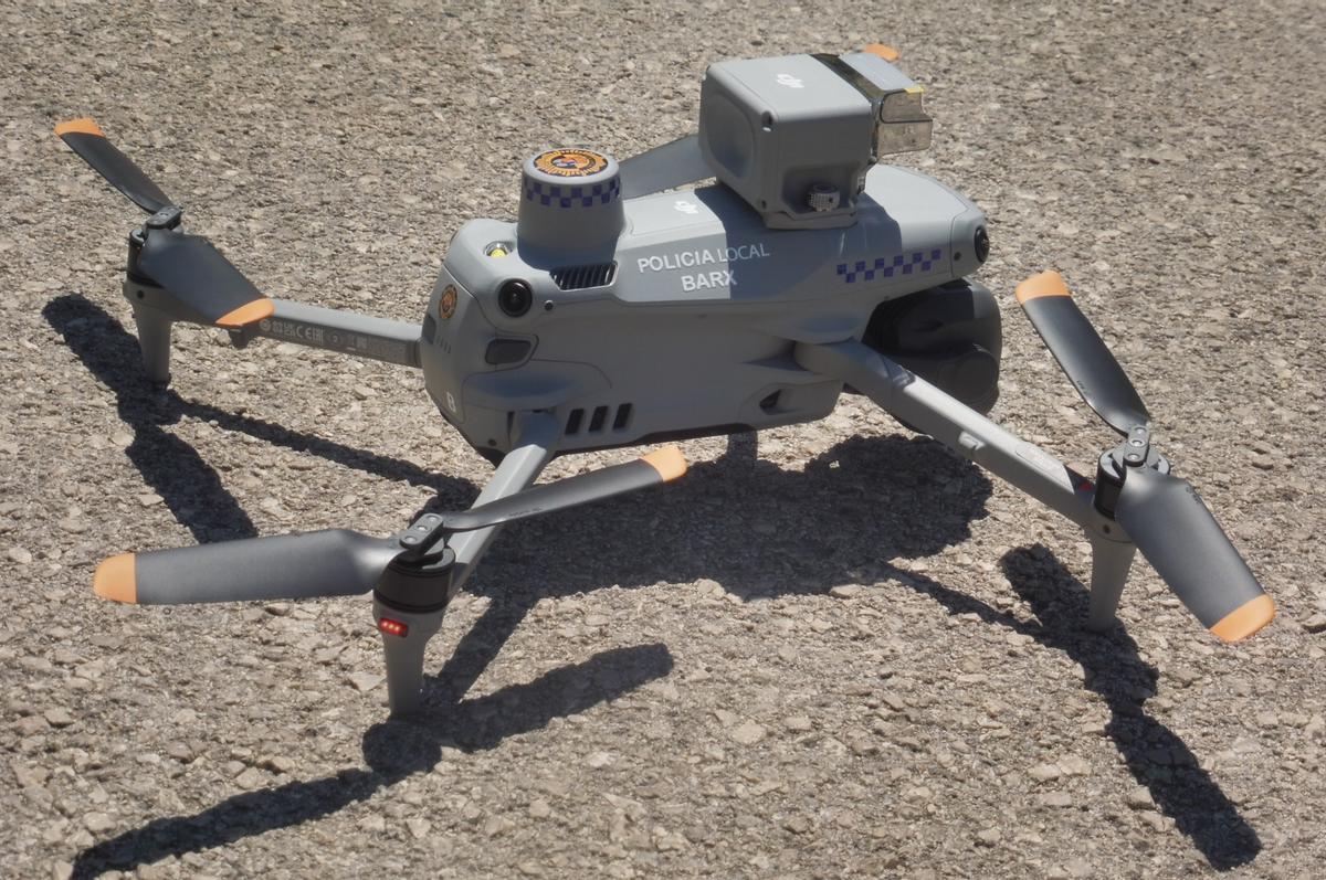 El dron está rotulado con el escudo de la Policía Local de Barx.