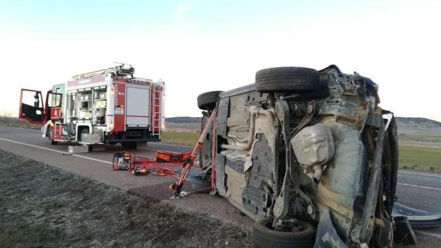 Los bomberos rescatan a un hombre atrapado en su vehículo tras un accidente en Teruel