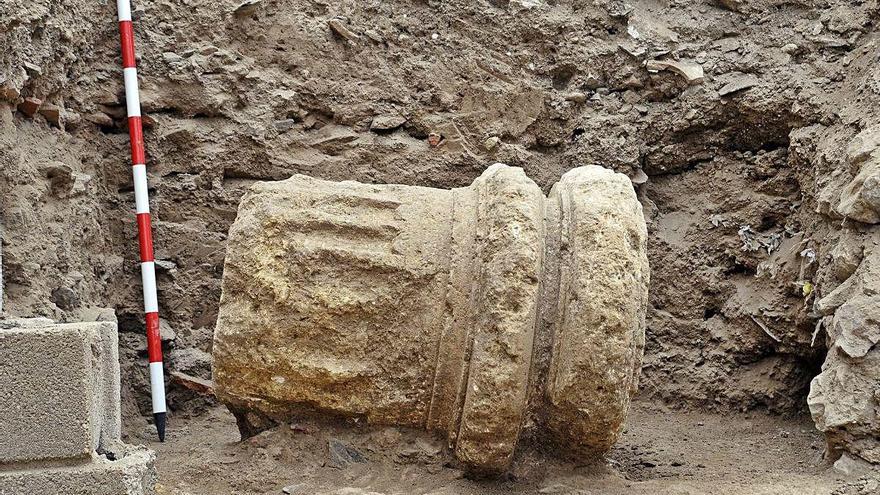 Trozo de la columna encontrada en la pedanía de Monteagudo.