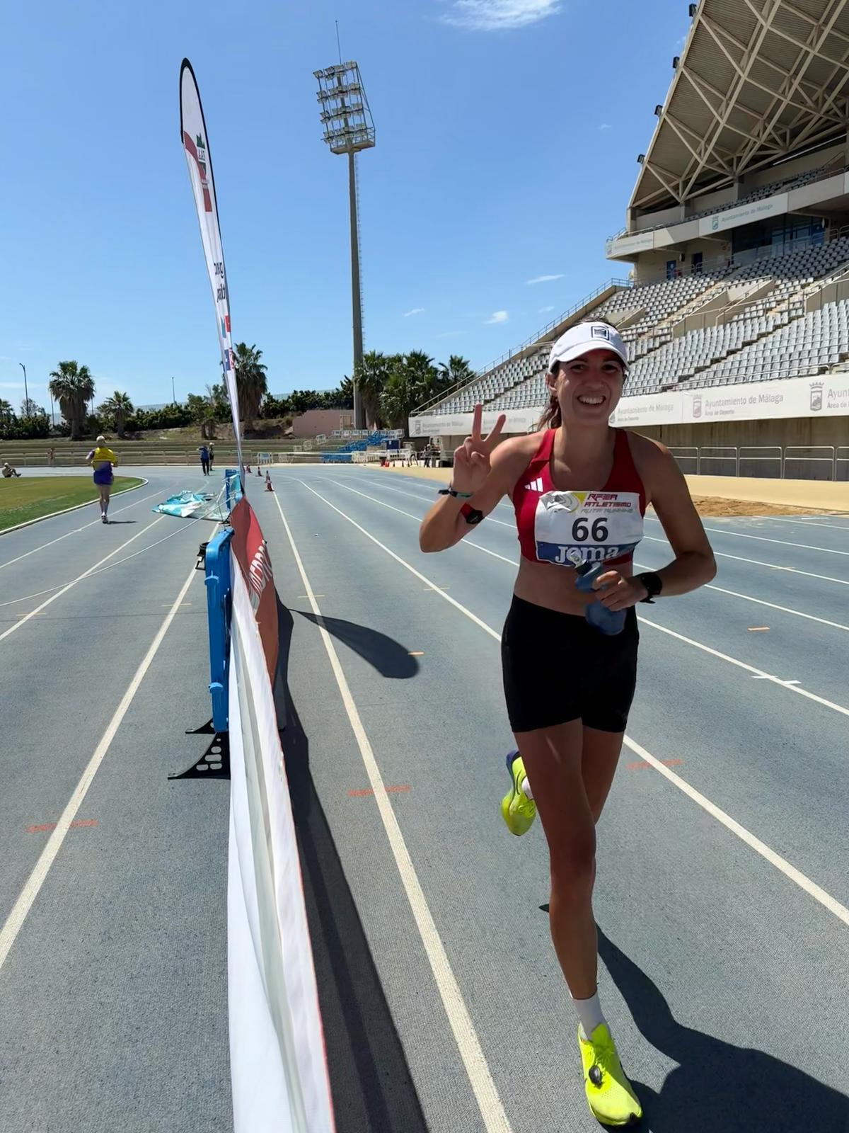 La campeona saluda durante la carrera.