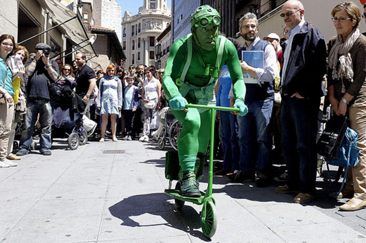L’espectacle ’El hombre verde’ és una de les actuacions que es poden veure en el 13è Festival Internacional de Teatre i Arts de Carrer de Valladolid.