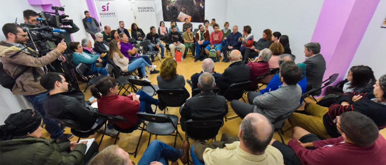 Reunión en la sede de Podemos Canarias con las viceconsejeras y directoras generales de la Consejería de Derechos Sociales del Gobierno.