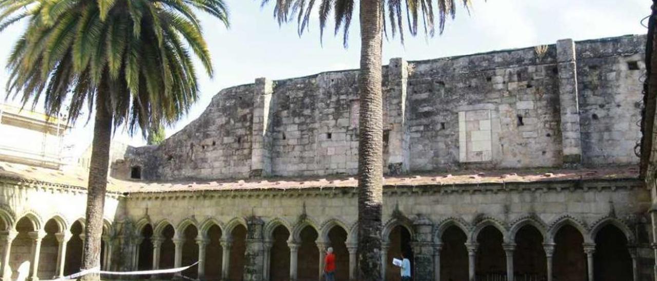 Claustro de San Francisco y al fondo, restos de la antigua ubicación de la iglesia. // Jesús Regal