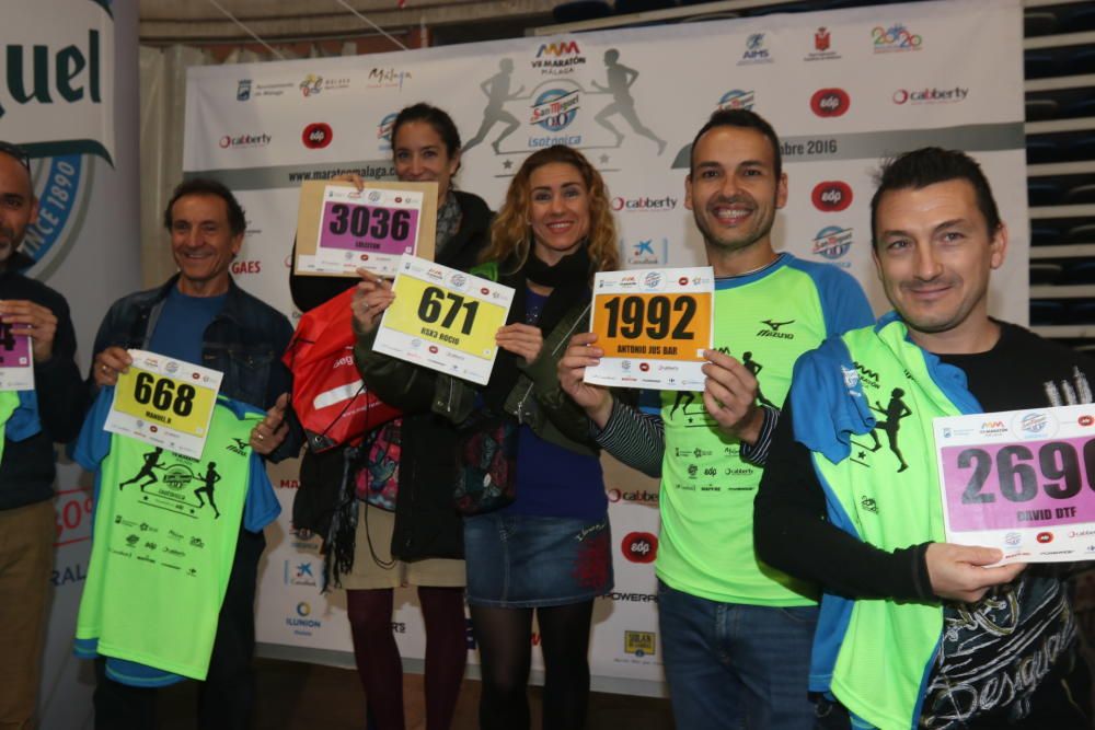 Los participantes de la Maratón recogen sus dorsales para la carrera del domingo