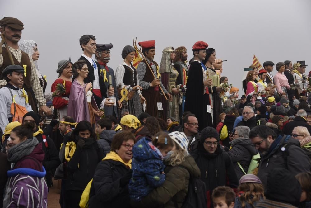 Lledoners s'omple de gegants i gegantons en una trobada inèdita