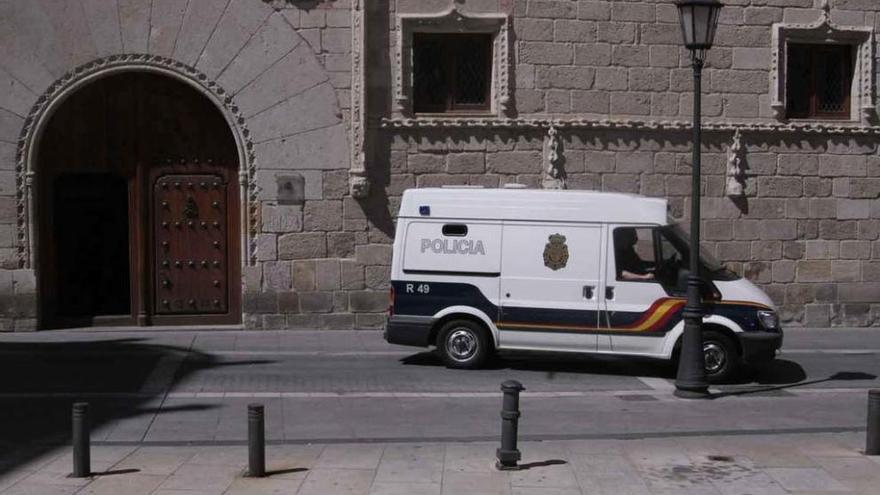 Un furgón de la Policía Nacional abandona la Audiencia Provincial.