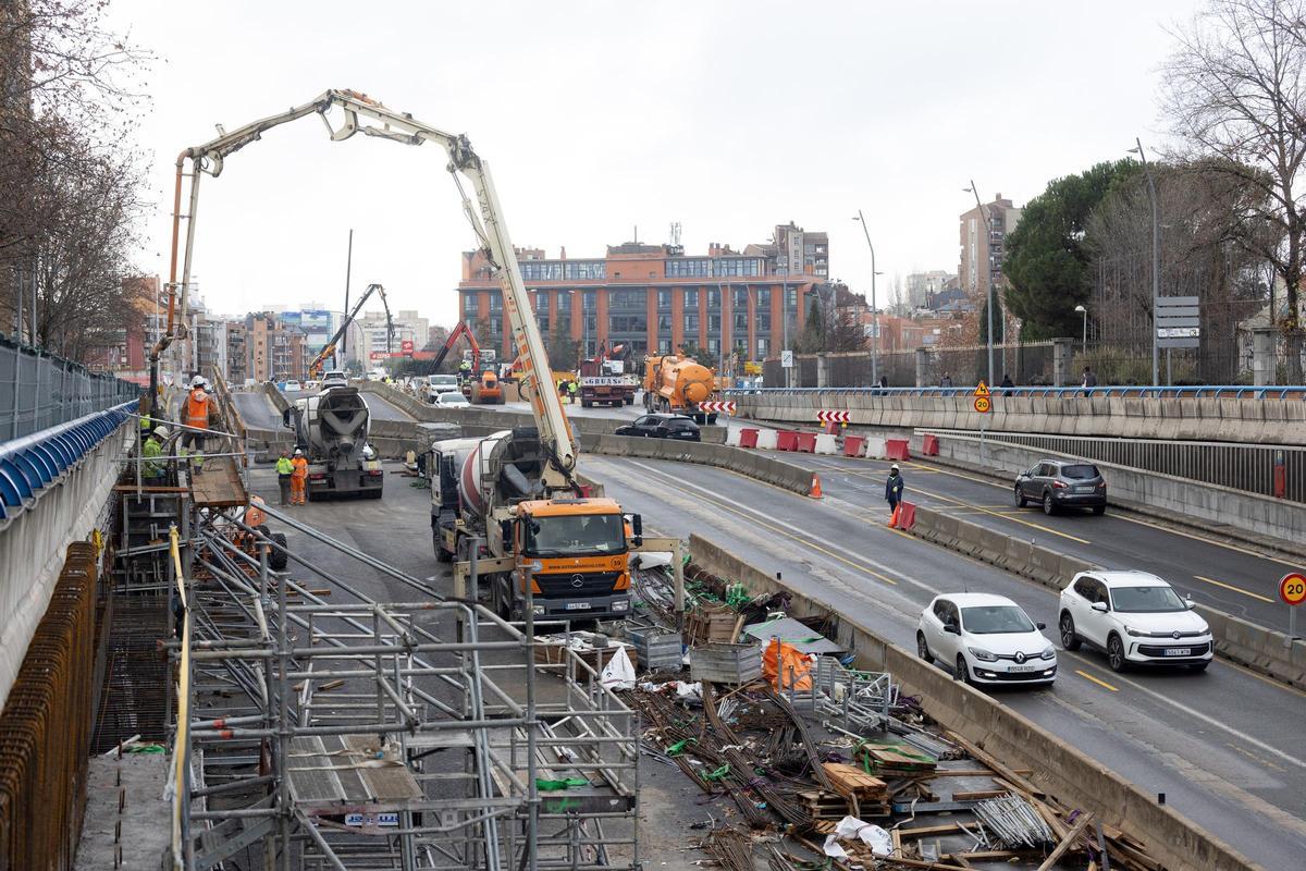 Maquinaria y operarios trabajan en la obra de soterramiento de la A5 a la altura del Parque de Atracciones