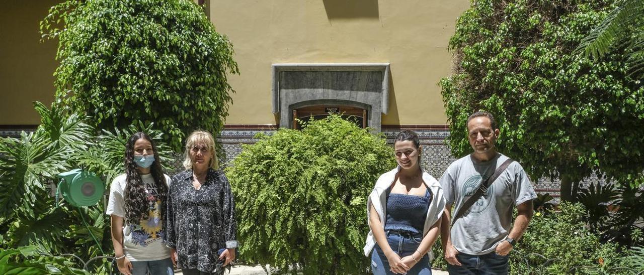 De izquierda a derecha: Paula Hernández, Rosetta Martorell, Yamiley Marrero y Carlos Morales en el IES Politécnico.