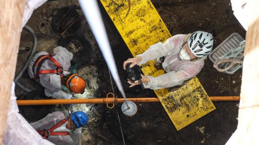 Fragmentos de huesos y de un cráneo, entre la ingente cantidad de piezas halladas. | ÁXEL ÁLVAREZ