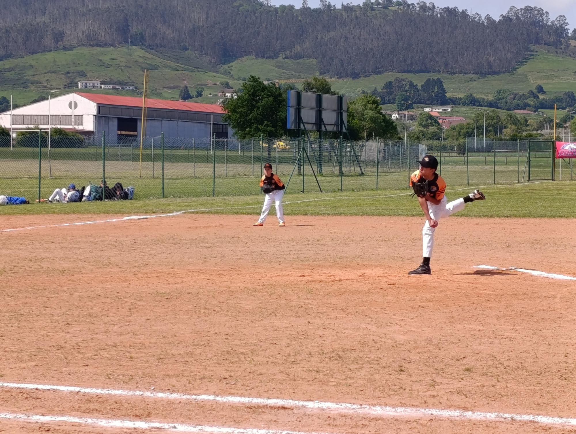 El campeonato Europeo de la Pony League de Béisbol batea en Llanera
