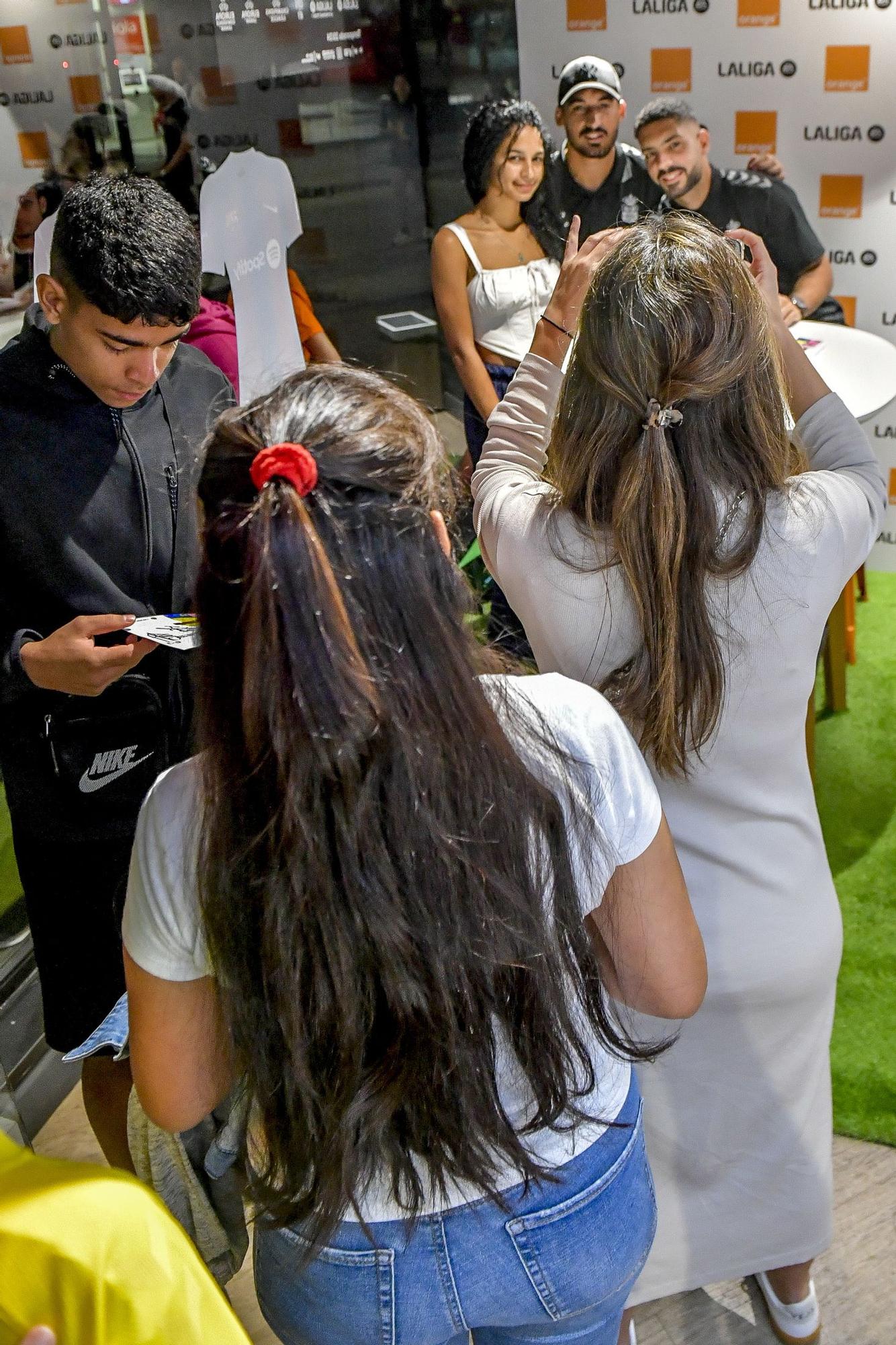 Álex Suárez y Álvaro Valles atienden a los aficionados en la Tienda Orange de la calle Galicia