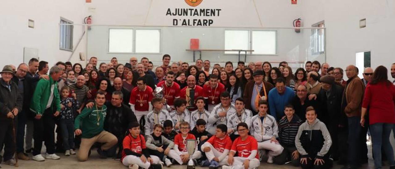 Montserrat celebra la seua victòria en el campionat Interpobles.