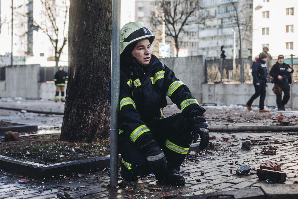 Un bombero en las inmediaciones del edificio civil bombardeado en Kiev.