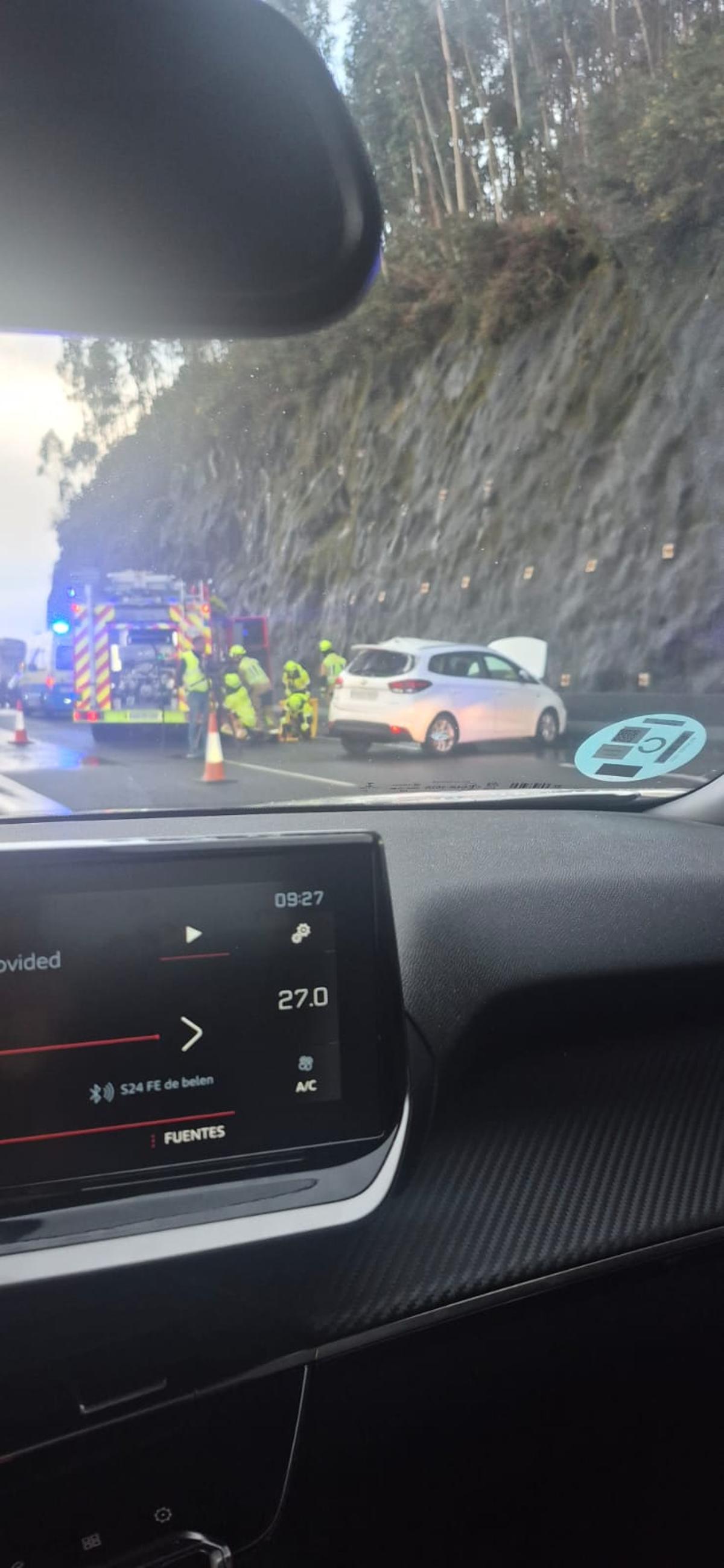 Los Bomberos de Santiago se trasladaron hasta el lugar del accidente, en la AP-9.