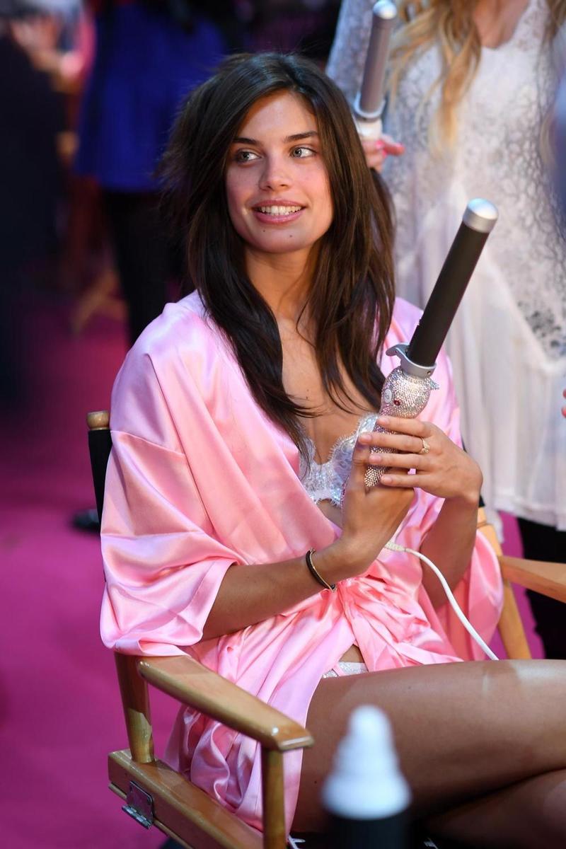Sara Sampaio, en el backstage del desfile de Victoria's Secret