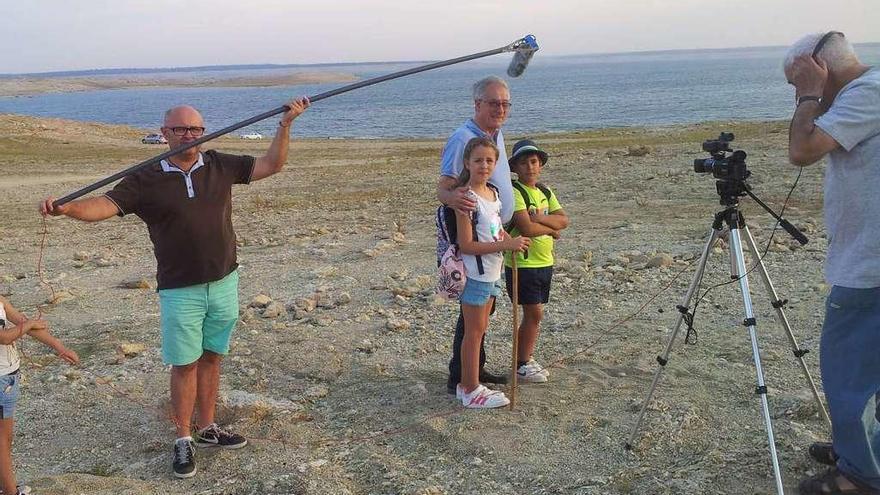 Un momento de la grabación del documental sobre Argusino, en el embalse de Almendra.