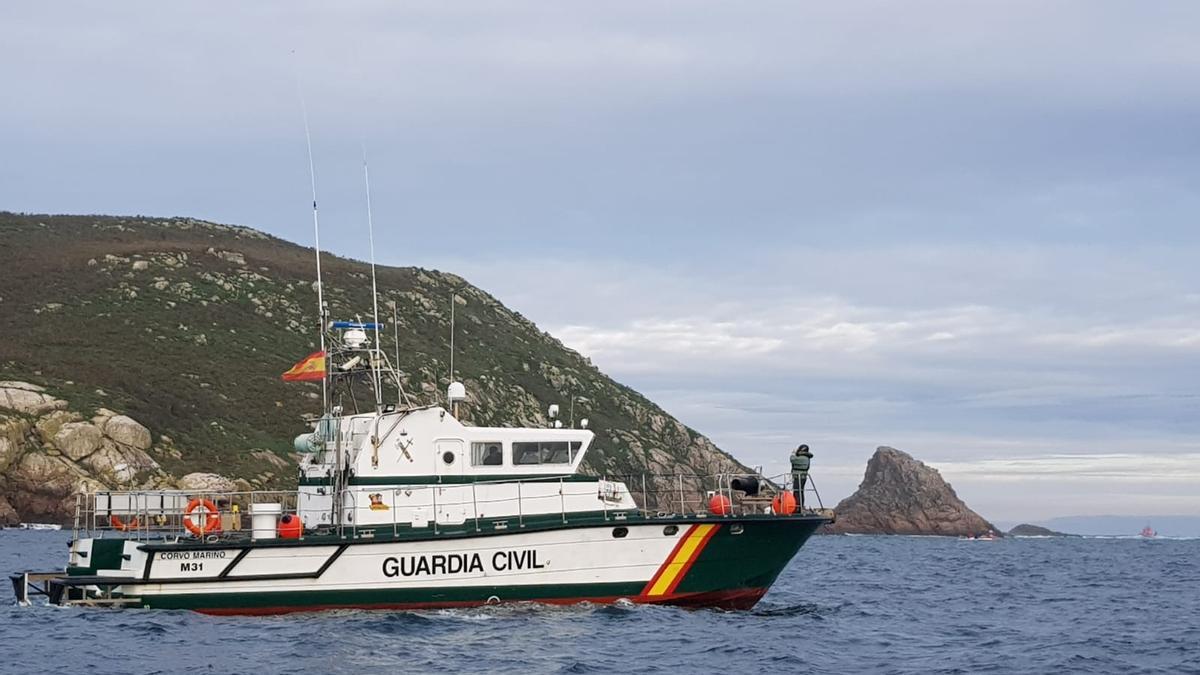 La patrullera &quot;Corvo Mariño&quot; de la Guardia Civil delante de la isla de Ons, en la zona de O Centulo.
