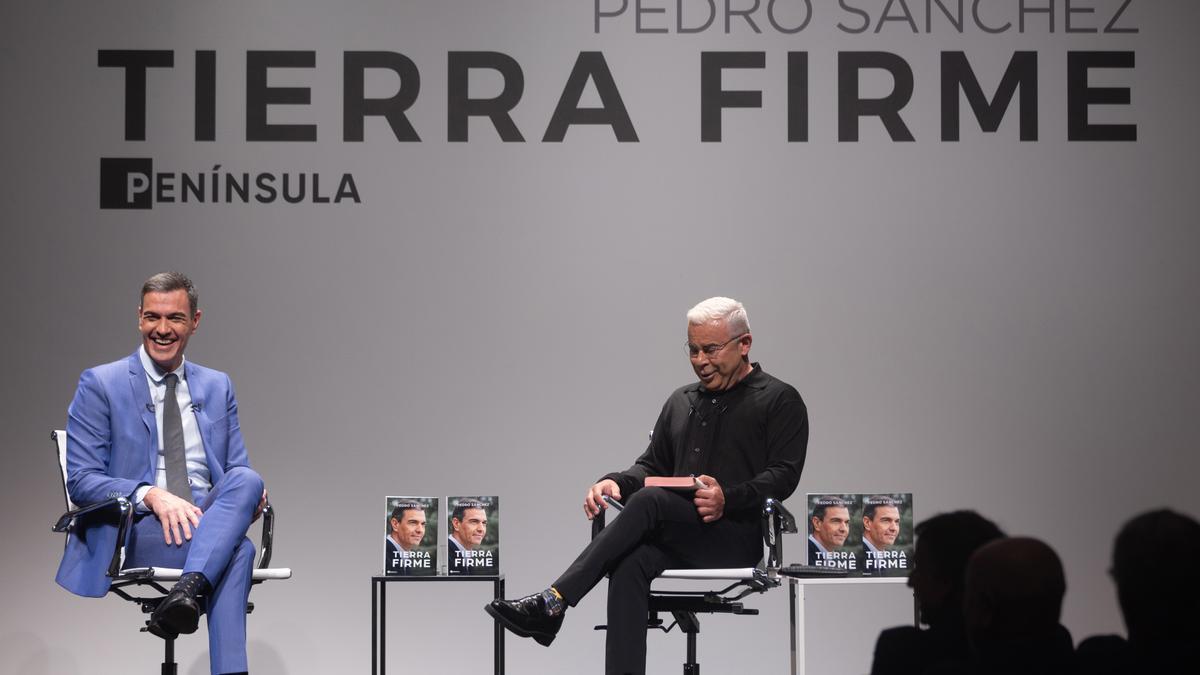 El presidente del Gobierno, Pedro Sánchez (i) y el presentador de televisión y moderador del evento, Jorge Javier Vázquez (d), durante la presentación del libro 'Tierra firme’, en el Círculo de Bellas Artes, a 11 de diciembre de 2023, en Madrid (España).