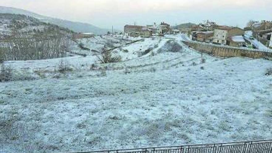 La nieve vuelve a teñir de blanco los pueblos del interior de Castelló