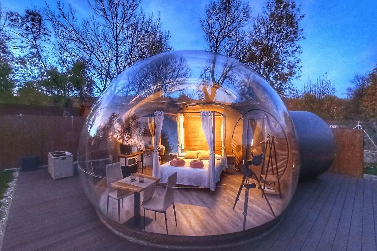 Este alojamiento da la oportunidad de dormir bajo el cielo, pero con todas las comodidades de un hotel