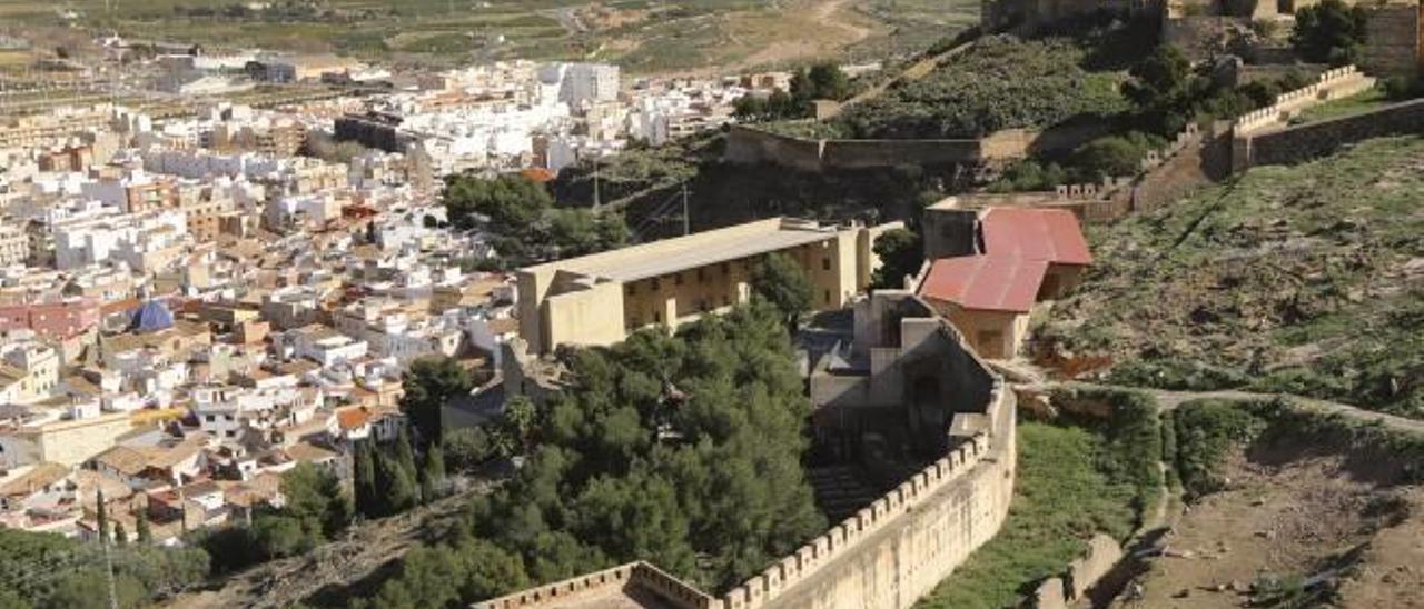 Vista del Castillo, el Teatro Romano y el resto de Sagunt.