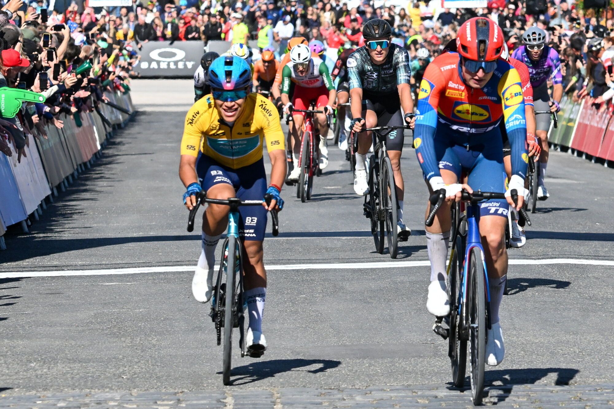 Esztergom (Hungary), 18/05/2025.- Overall winner Ecuadorian rider Harold Martin Lopez of Team XDS Astana (L) approaches the finish line during the fifth and final stage of the 46th Tour de Hongrie cycling race over 169.5km from Etyek to Esztergom, Hungary, 18 May 2025. (Ciclismo, Hungría) EFE/EPA/Tibor Illyes HUNGARY OUT. HUNGARY OUT