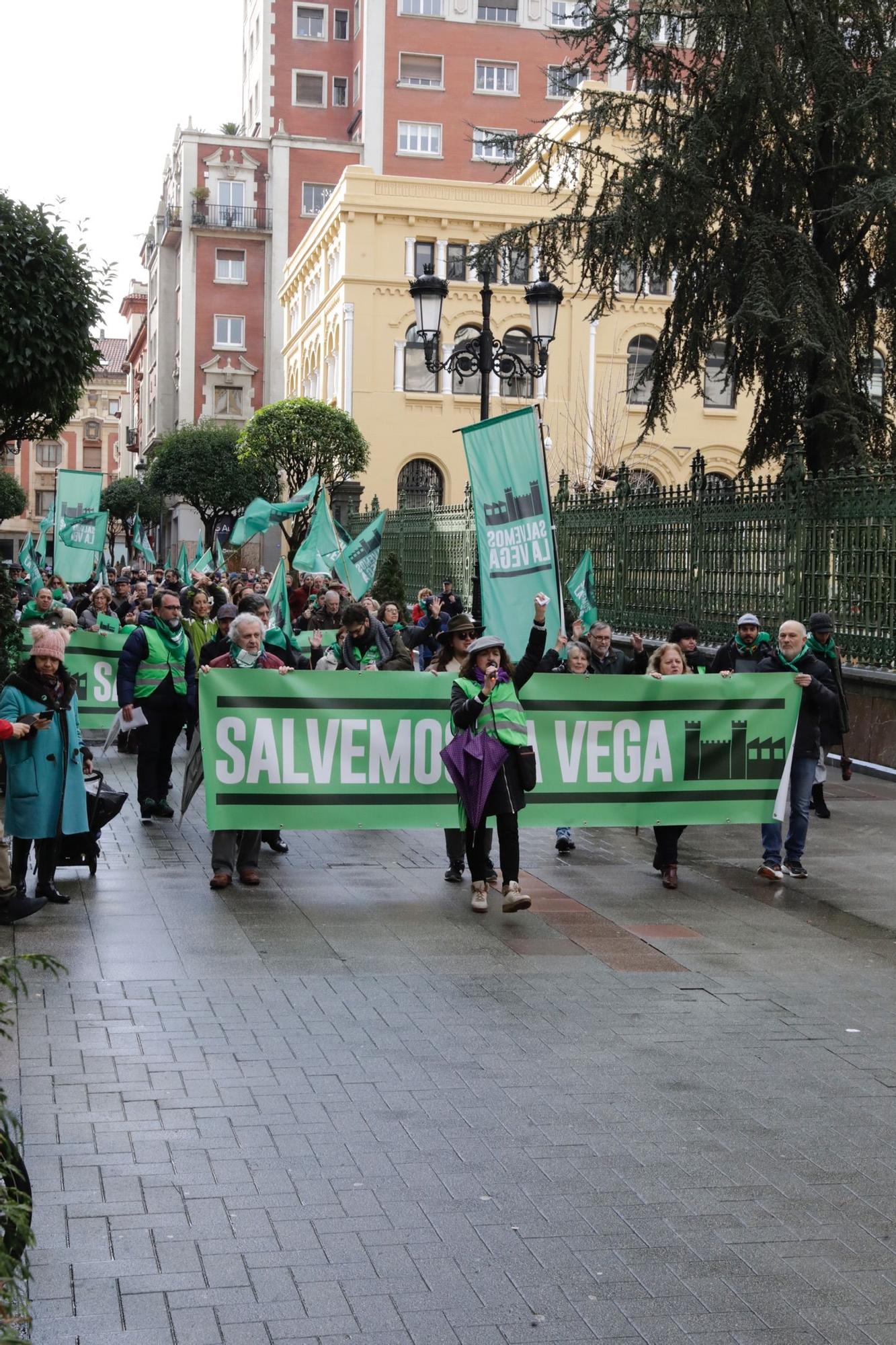 "La Vega no se vende, La Vega se defiende": así fue la concentración de Salvemos La Vega en Oviedo