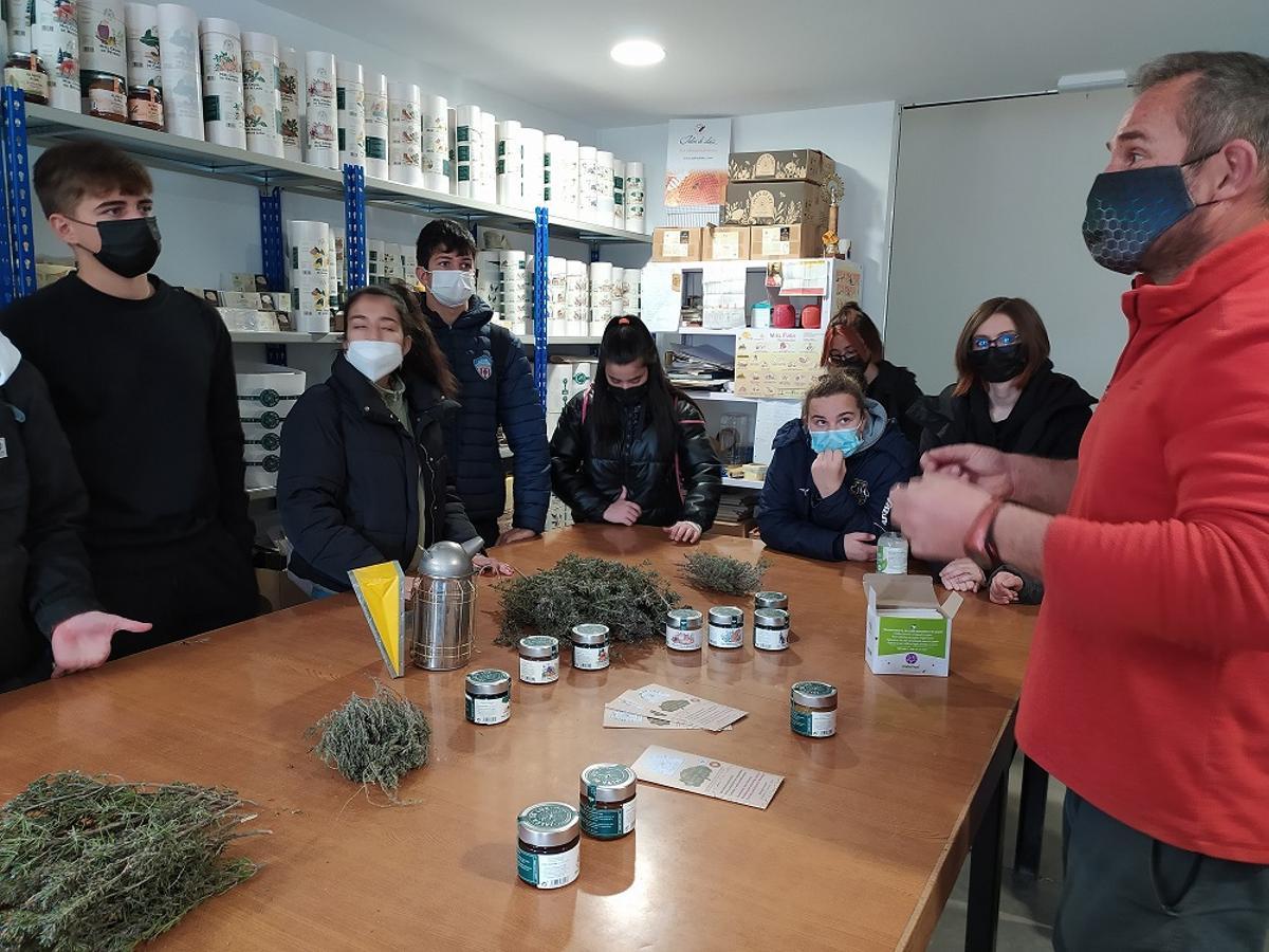 El programa 'Juventud Emprendedora' de la Comarca de Los Monegros comprende la visita a empresas de la zona.