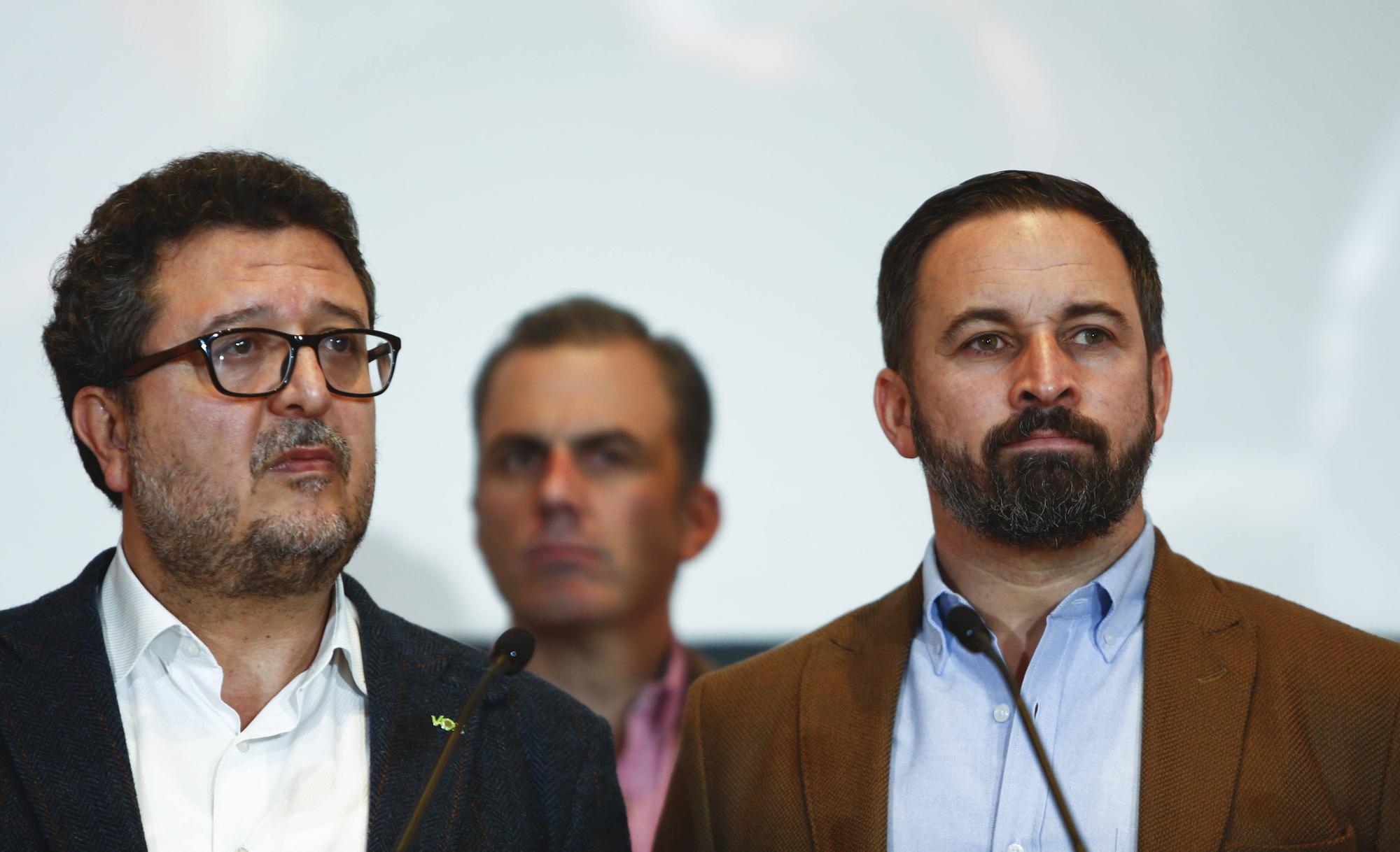 El exlíder de Vox en Andalucía, Francisco Serrano, junto al presidente de la formación Santiago Abascal