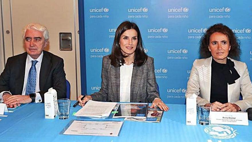 La reina Letizia, ayer, con representantes de Unicef.