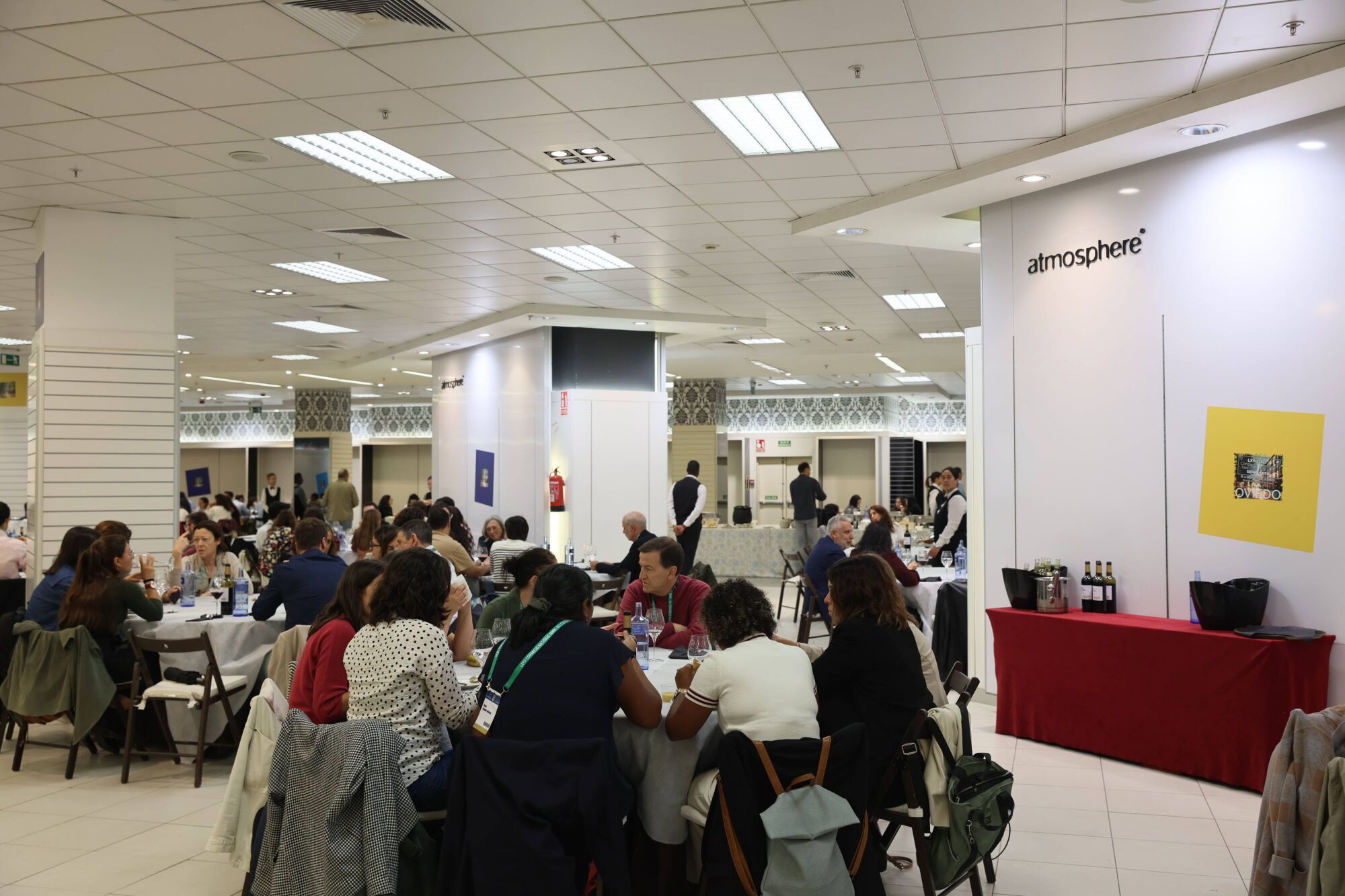 El centro comercial del Calatrava vuelve a abrir sus puertas (por unos días) para dar de comer a más de ochocientos congresistas en Oviedo