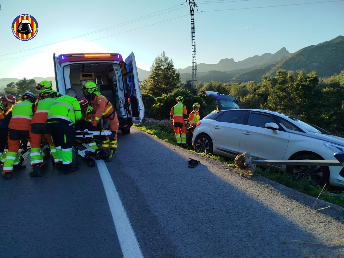 Los bomberos excarcelan a un conductor por salida de vía en Barx.