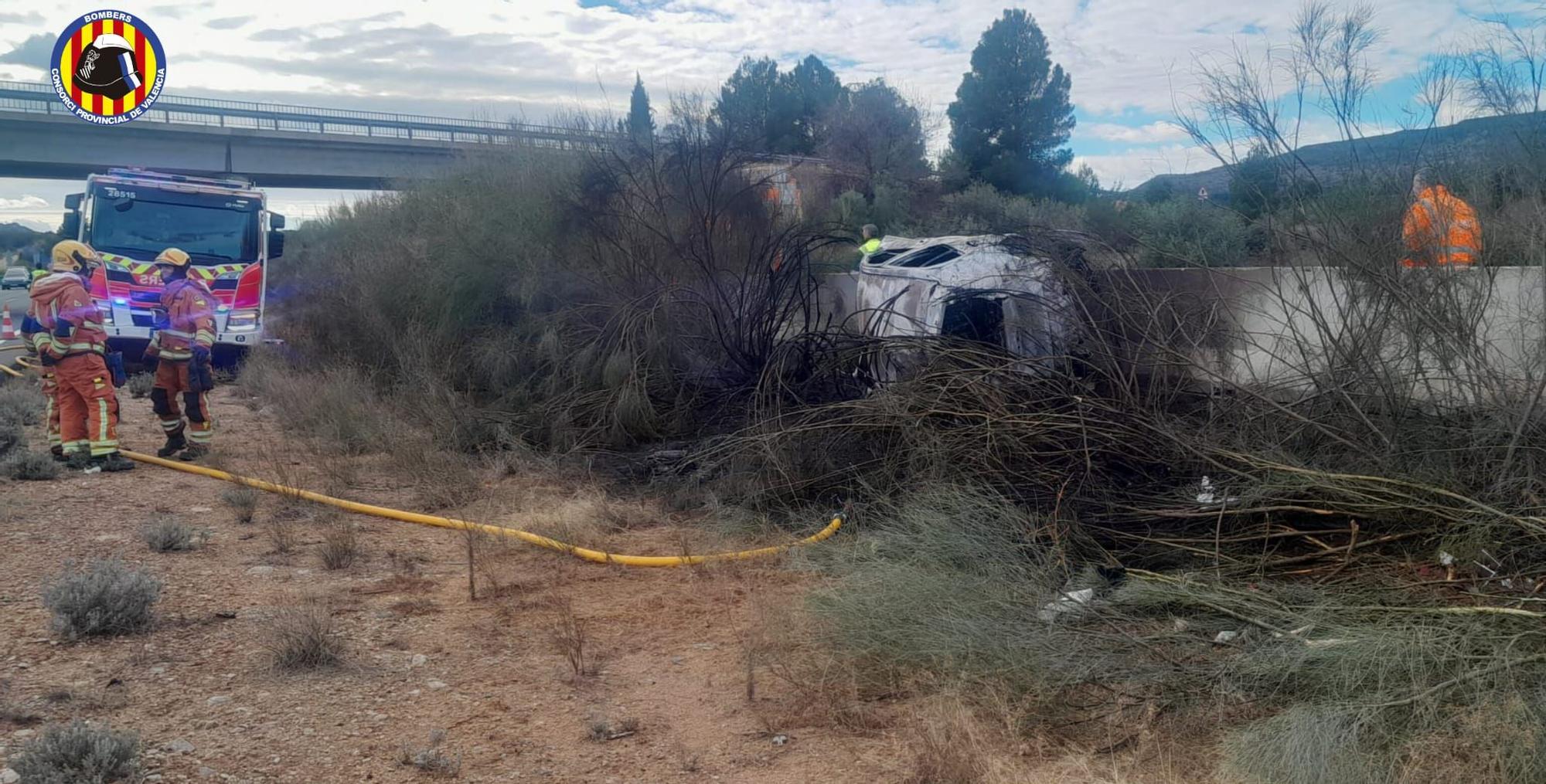 Un conductor fallece tras salirse de la vida e impactar contra la medianera en Vallada