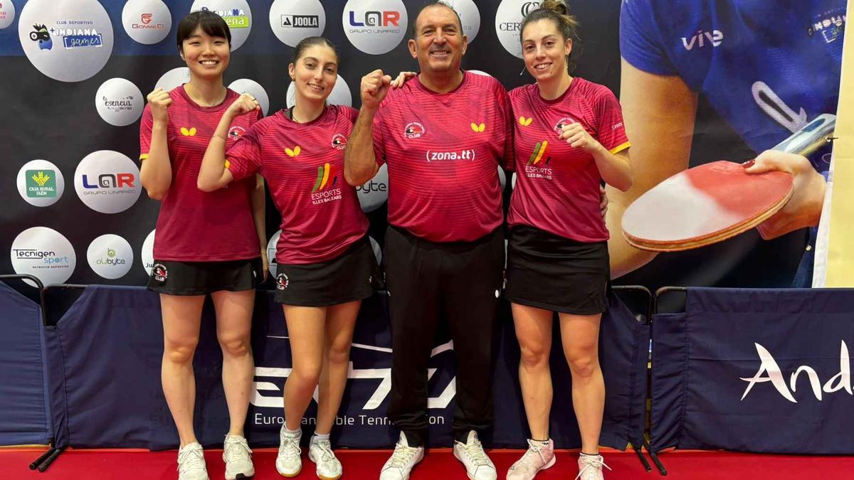 Las jugadoras y el entrenador del Son Cladera, Llorenç Sastre