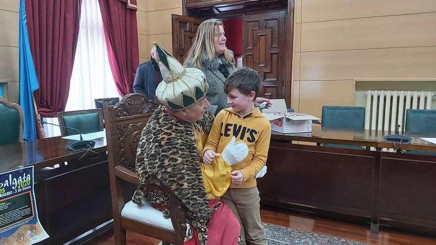 El Príncipe Aliatar, en la recepción a los niños en el Ayuntamiento de Langreo.
