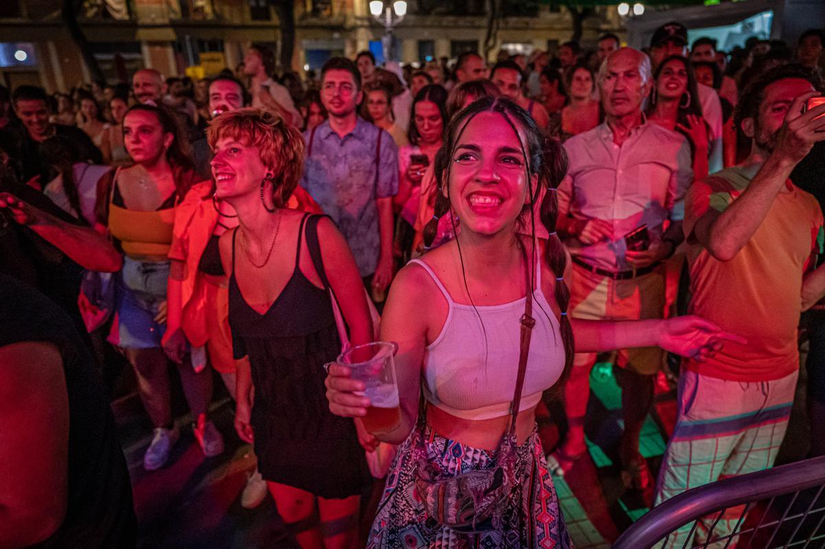 Ambiente nocturno de la Festividad de Santa María, en el barrio de Gràcia